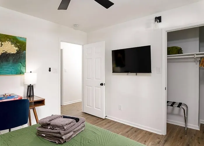 Grey Sapphire Hideaway - 2br 2ba W Arcade & Pool Apartment *