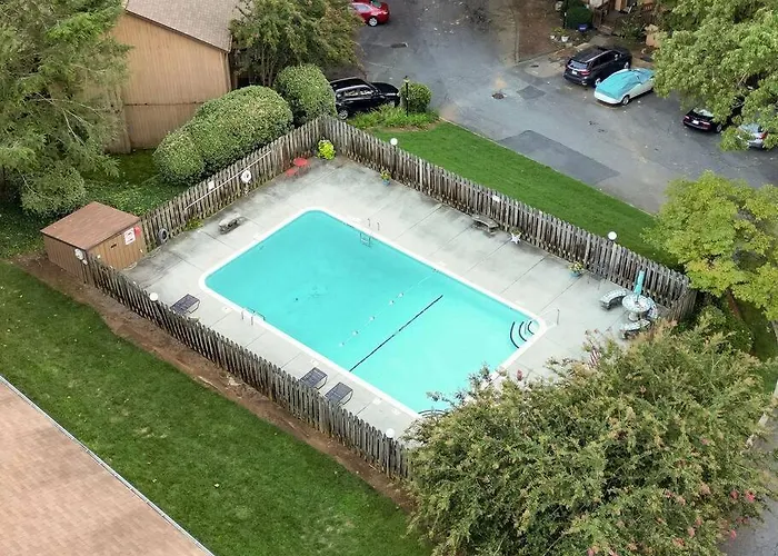 Grey Sapphire Hideaway - 2br 2ba W Arcade & Pool Apartment