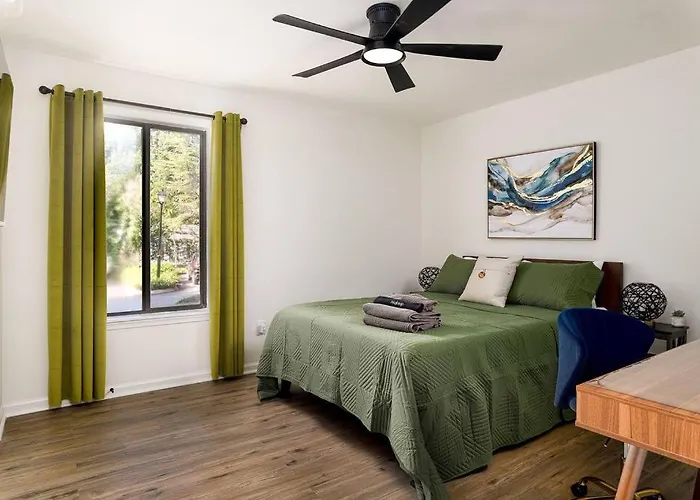 Grey Sapphire Hideaway - 2br 2ba W Arcade & Pool Apartment *